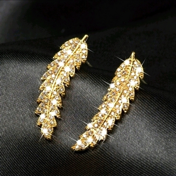 NEW Luxury 18k Gold Diamond Feather Earring - Picture 3 of 6
